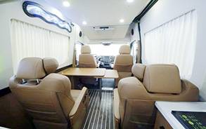 內飾現代簡約風，做工出色，功能實用，新星進口依維柯B型房車
