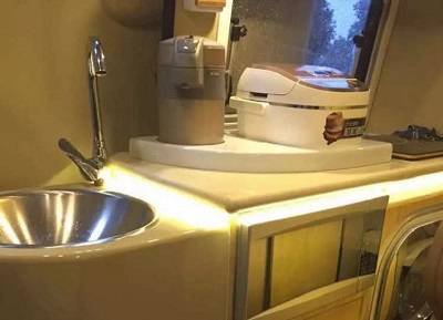 廚房設計頗具特色，進口依維柯底盤B型房車個性定制！