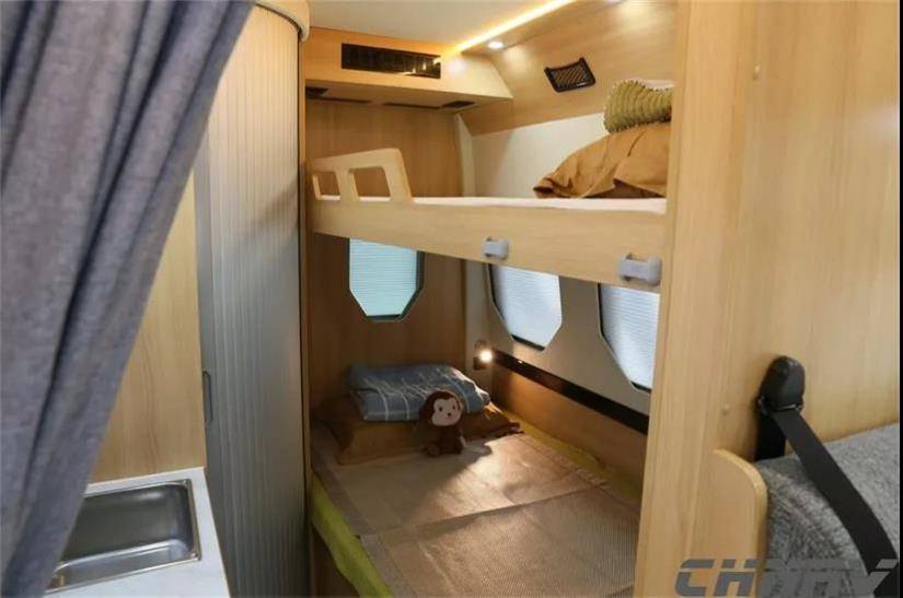 今年B型房車流行上下鋪！進口依維柯高頂廂式底盤可改裝！