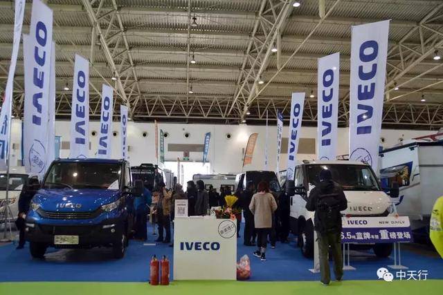 撤展時還在簽單，進口依維柯就是這么火炏焱燚！