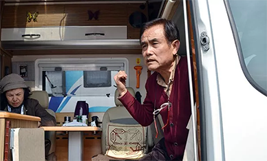 老譚開進(jìn)口依維柯底盤房車，來了場紅色旅游，你想去么？